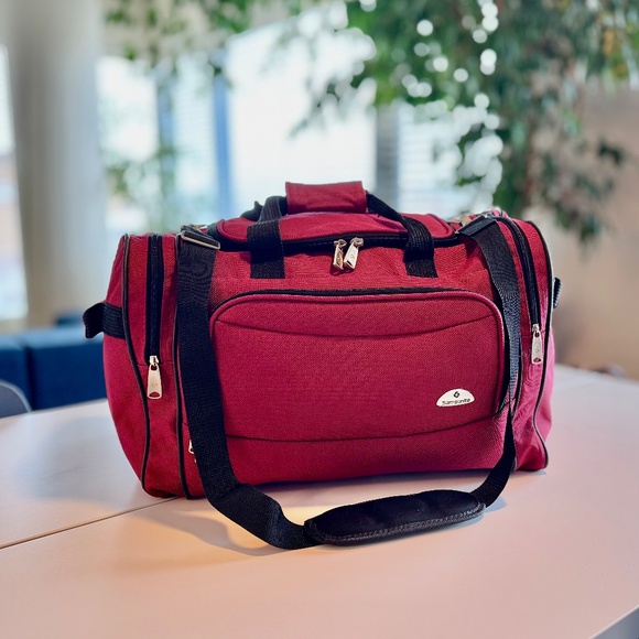 Samsonite Duffel Gym Bag / Weekender in Red, 2006 Classic Monte Carlo 2 edition - Picture 1 of 15